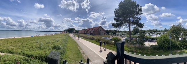 Panoramablick auf Strand und Campingplatz